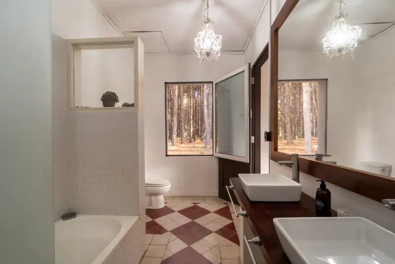 Baño en suite con araña y bañera
